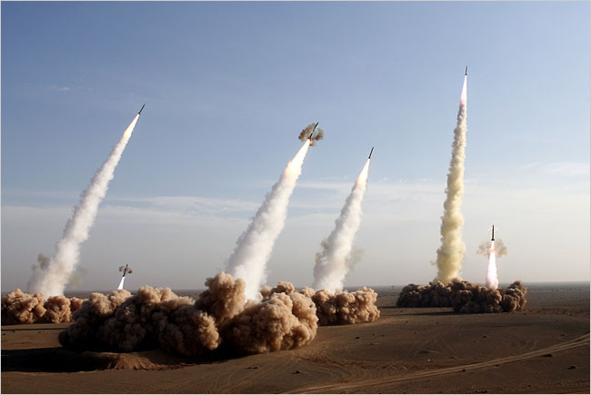 Hiện tại Mỹ, Iran và Israel sẽ không sao, nếu họ "án binh bất động"; nhưng một khi một bên làm điều đó vượt quá giới hạn, không khác gì một mồi lửa ném vào một phuy xăng, và một cuộc chiến tranh giữa Iran với Mỹ và Israel là không thể tránh khỏi. Ảnh: Tên lửa đạn đạo của Iran - Nguồn: IRNA