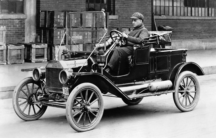 Thứ ba là Mẫu xe T Ford, ra đời năm 1908, đây là chiếc xe thực tế được sản xuất hàng loạt đầu tiên mà người bình thường có thể mua được, với giá chỉ 260 USD. Vào thời điểm những năm 1920, gần một nửa số xe trên thế giới là Model T Fords, với 15 triệu chiếc đã được chế tạo, tạo nền móng cho ngành công nghiệp xe hơi của Mỹ sau này.