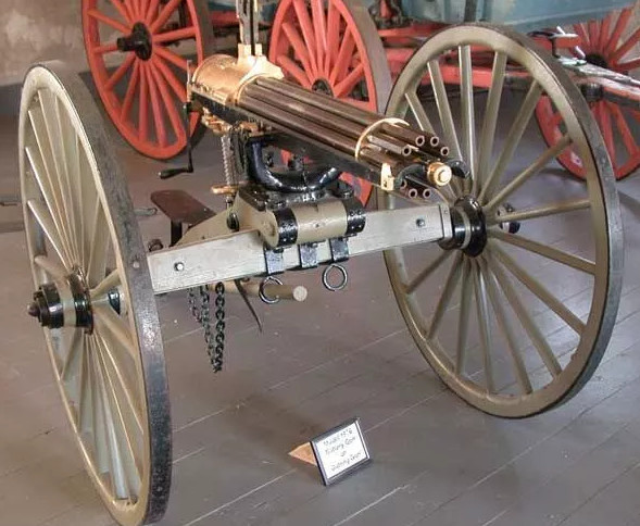 Thứ tám trong danh sách là súng máy tự động, ra đời khoảng năm 1862, Tiến sĩ Gatling đã phát minh ra khẩu súng nhiều nòng có tay quay của mình trong thời gian được sử dụng hạn chế trong Nội chiến Mỹ, và súng của ông vẫn còn phục vụ cho đến năm 1911.