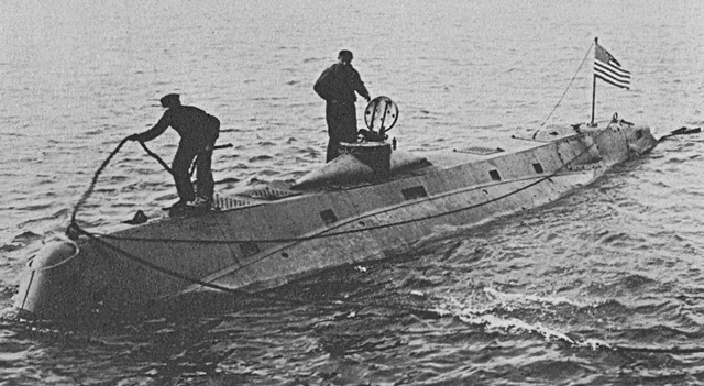 Thứ sáu là tàu ngầm hiện đại, ra đời năm 1900, được phát minh bởi John Holland, một người Mỹ gốc Ireland, người đã bán ý tưởng của mình cho Hải quân Mỹ, nơi đã đưa vào vận hành chiếc tàu ngầm đầu tiên, USS Holland vào năm 1900.
