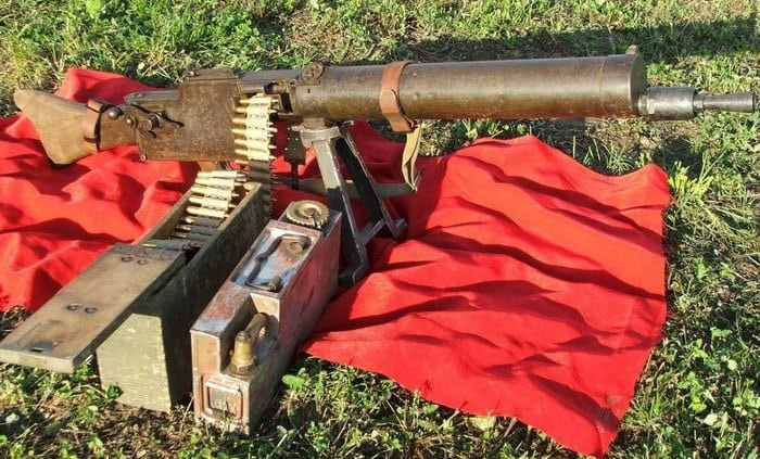 Năm 1884, Hiram Maxim, nhập cư vào Mỹ ở tuổi 41 và hoàn thiện khẩu súng máy tự động của mình, đó là vũ khí hiện đại đầu tiên, được sử dụng từ đó cho đến những năm 1950. Súng máy Maxim là cơ sở cho mọi loại súng máy khác sau này.