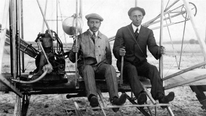 Thứ hai là chuyến bay đầu tiên vào năm 1903, vào thời điểm đó, nhiều nhà phát minh trên khắp thế giới đang thực hiện các dự án bay có điều khiển, chạy bằng năng lượng, nhưng anh em nhà Wright đến từ Ohio là những người đầu tiên biến nó thành hiện thực.