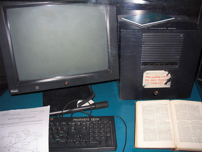 Thứ mười trong danh sách những phát minh thay đổi chiến tranh chính là Internet, ra đời khoảng năm 1985. Mặc dù không có ngày khai trương chính thức, nhưng Internet là một khái niệm của Mỹ được Chính phủ Mỹ đưa ra vào những năm 1960, kết nối hàng nghìn hệ thống máy tính và truyền thông công cộng và tư nhân, bắt đầu có hiệu lực vào giữa những năm 1980.