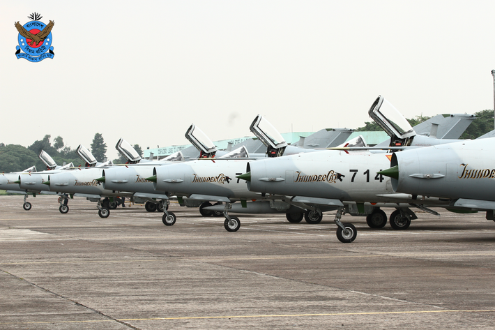 Trớ trêu là Trung Quốc đã bán J-7 (biến thể xuất khẩu của F-7) cho đối thủ trực tiếp của Liên Xô, đó chính là Mỹ; vào đầu thập niên 1980, Mỹ đã nhập chiến đấu cơ JF-7 từ Trung Quốc, nhằm huấn luyện phi công Mỹ sát thực tế chiến đấu; phòng xảy ra một cuộc chiến với Liên Xô.