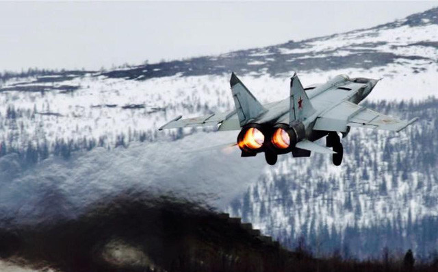 Tại một Triển lãm hàng không ở Liên Xô năm 1967, khi tiêm kích siêu âm MiG-25 ra mắt lần đầu tiên, Mỹ và các nước phương Tây đã “bị sốc”; vì họ không có máy bay chiến đấu tương tự để “đua” với nó. Điều khiến người Mỹ hoang mang hơn, đó là sức mạnh công nghệ của Liên Xô không bằng Mỹ, vậy Liên Xô đã làm thế nào để có thể chế tạo ra “con quái vật” như vậy?