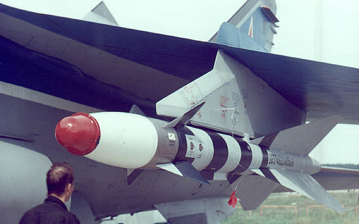 Tên lửa của MiG-25 cũng có tầm bắn rất lớn, có thể tấn công máy bay cách xa tới 100 km. MiG-25 và MiG-31 là máy bay chiến đấu duy nhất của Liên Xô, khi đó có thể mang tên lửa không đối không tầm xa. Ảnh: Tên lửa không đối không R-40 trang bị trên MiG-25 – Nguồn: Wikipedia