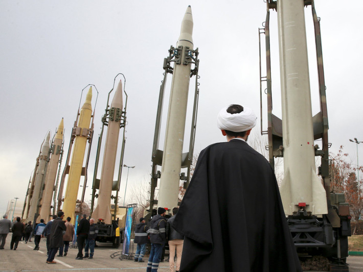 Phương án thứ nhất, Iran có thể tấn công các căn cứ hạt nhân của Israel, hoặc Iran có thể tấn công các lò phản ứng hạt nhân và các bãi phóng tên lửa đạn đạo Jericho II/III (nghi gắn đầu đạn hạt nhân); thậm chí bắn trúng tàu ngầm lớp Dolphin có khả năng mang tên lửa hạt nhân của Israel. Iran có thể dễ dàng biết được vị trí của các địa điểm này từ ảnh vệ tinh. Ảnh: Tên lửa của Iran - Nguồn: IRNA.