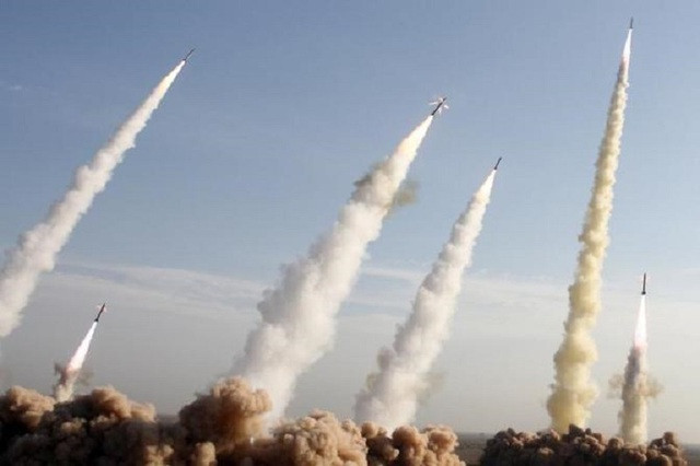 Để phá hủy hiệu quả khả năng hạt nhân của Israel, Iran có thể cần hàng trăm tên lửa hành trình và tên lửa đạn đạo. Thông thường mỗi mục tiêu có thể phóng một tên lửa hành trình, nhưng do hệ thống chống tên lửa Arrow-2 của Israel có khả năng đánh chặn tốt, nên Iran cần sử dụng nhiều tên lửa đạn đạo vào một mục tiêu để đảm bảo phá hủy được mục tiêu. Ảnh: Một trận địa phóng tên lửa đạn đạo của Iran - Nguồn: IRNA
