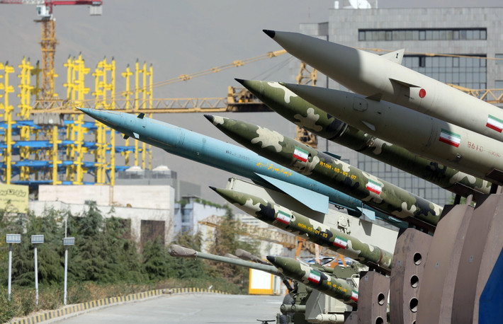 Cuối cùng, Iran có thể sử dụng "bom bẩn" hạt nhân để tấn công các thành phố của Israel. Iran có khả năng sử dụng tên lửa hành trình vì chúng rất khó bị đánh chặn. Hàng chục tên lửa chứa vật liệu hạt nhân Uranium-235 và chất nổ thông thường, tất cả các thành phố lớn ở Israel như Tel Aviv, Jerusalem và Haifa có thể là các mục tiêu chính của Iran.