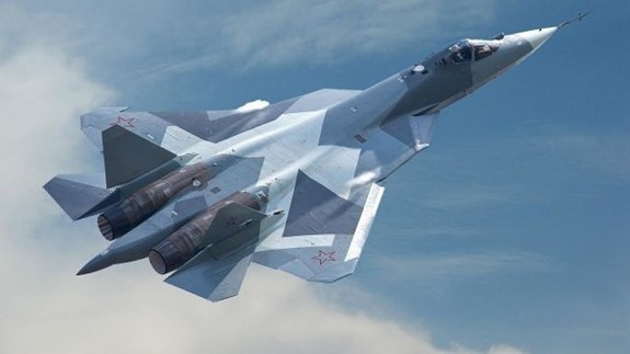 Su-57 là máy bay chiến đấu tàng hình đầu tiên của Nga, sau nhiều lần bị trì hoãn, Su-57 chính thức đưa vào phục vụ vào cuối tháng 12/2020; trước đó vào năm 2019, một chiếc Su-57 chuẩn bị bàn giao, đã gặp sự cố, việc này đã phủ bóng đen lên chương trình phát triển Su-57 vốn đã gây tranh cãi. Ảnh: Máy bay Su-57 – Nguồn: Topwar