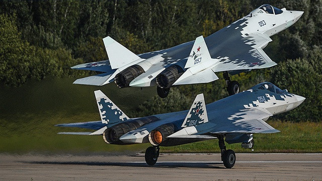 Trong tương lai gần, khi Su-57 hoàn thiện và đi vào biên chế chính thức, Su-35 vẫn phối hợp tác chiến tốt với Su-57; rất phù hợp để quân đội Nga hiện nay vẫn tiếp tục trang bị Su-35. Điều này cũng giống như Không quân Mỹ, mặc dù được trang bị 2 loại máy bay chiến đấu tàng hình là F-22 và F-35, nhưng Mỹ vẫn tiếp tục sản xuất và trang bị F-15X. Nguồn: Topwar.