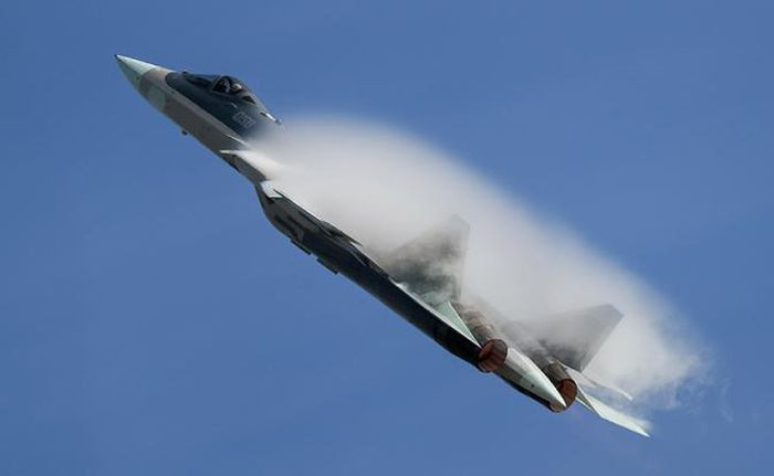 Su-57 là máy bay chiến đấu tương lai của Không quân Nga, nhưng do chưa hoàn thành về công nghệ, tình trạng kỹ thuật chưa ổn định, nên chưa thể trang bị với số lượng lớn, khiến Nga vẫn phải tiếp tục sản xuất Su-35. Nguồn: Topwar