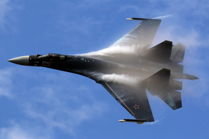 Với radar tiên tiến và tên lửa không đối không tầm xa, Su-35 có thể tấn công hiệu quả các mục tiêu có giá trị cao, như máy bay cảnh báo sớm và máy bay tiếp dầu của đối phương; đồng thời có lợi thế trong chiến đấu tầm gần. Nguồn: Topwar