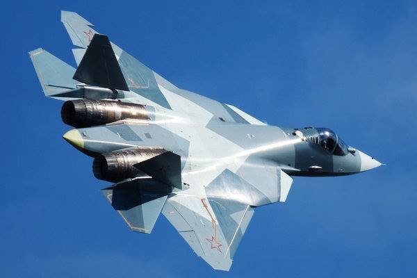 Hiện nay, so với Su-57, Su-35 mới là mẫu máy bay được sản xuất chính và là sự lựa chọn thực tế nhất của Không quân Nga hiện nay; chủ yếu là do hai nguyên nhân, đó là tiêm kích Su-57 chưa hoàn thiện về công nghệ và sự thiếu hụt về lực lượng. Nguồn: Topwar