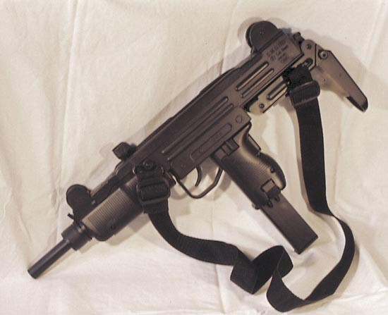 Uzi là một khẩu tiểu liên hoạt động theo nguyên lý phản lực đơn giản, với hộp tiếp đạn trong tay cầm. Tay kéo khóa nòng nằm ở phía trên, và nó có bộ phận ngắm bằng sắt đơn giản; súng dùng đạn 9mm, với tốc độ 600 viên/phút. Khẩu Uzi rẻ và sản xuất không tốn kém; ngoài Israel, Uzi cũng được nhiều quốc gia khác sử dụng. Ảnh: Tiểu liên UZI – Nguồn: Wikipedia