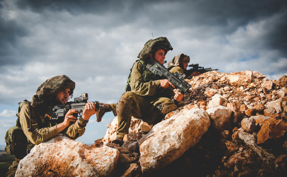 Vũ khí tấn công nội địa thế hệ thứ hai của Israel và là vũ khí chính của IDF hiện nay, Tavor về mặt nào đó là một nét phá cách trong thiết kế, so với các mẫu súng trường AK-47 và M-16. Tavor là một khẩu súng trường tiến công kiểu bullpup, với băng đạn được lắp vào hộp phía sau nhóm cò súng, giúp giảm chiều dài tổng thể của súng, nhưng vẫn giữ được chiều dài nòng súng. Ảnh: Súng trường tiến công Tavor trong IDF – Nguồn: Wikipedia