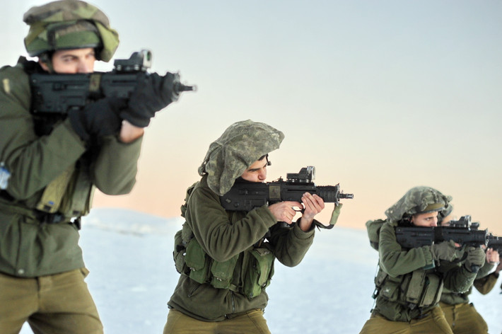 Khẩu Tavor vẫn sử dụng một số thiết kế của khẩu AK-47 và Galil, đó là sử dụng nguyên lý trích khí dài. Tavor được thiết kế cho người thuận cả hai tay, một vấn đề quan trọng đối với súng trường kiểu bullpup, với cửa hất vỏ đạn và cần chọn chế độ bắn có khả năng di chuyển sang trái hoặc phải. Ảnh: Súng trường tiến công Tavor trong IDF – Nguồn: Wikipedia