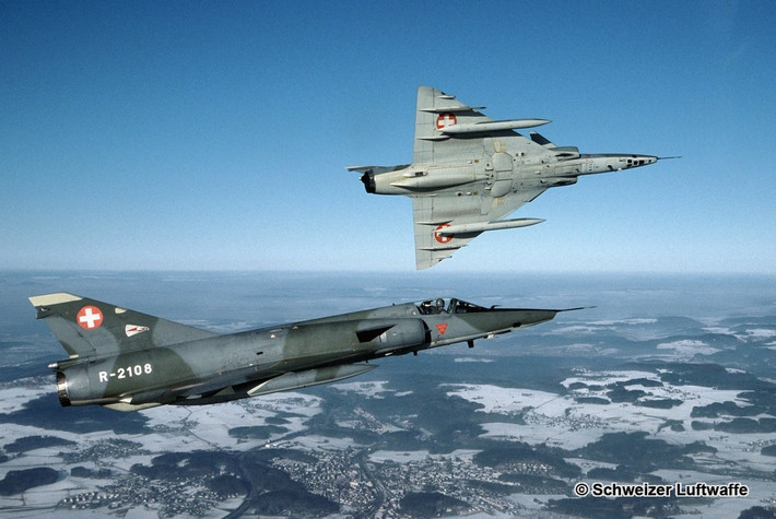 Trong cuộc cạnh tranh của thế hệ máy bay chiến đấu siêu thanh thế hệ ba, Công ty Dassault của Pháp đã trở thành niềm hy vọng của cả châu Âu. Mirage III là câu trả lời của châu Âu với F4 Phantom nổi tiếng của Mỹ và đều gia nhập không quân vào năm 1961. Tới năm 1970, MiG-23 của Liên Xô mới được đưa vào trang bị.