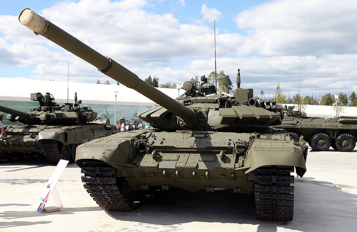 Vẻ ngoài của những chiếc T-72B obr.1989 khiến người ta rất dễ nhằm lẫn với những chiếc T-72B3 Model 2011 được Nga nâng cấp sau này. Tuy nhiên điểm dễ dàng phân biệt đó là những chiếc T-72B3 hiện đại được bổ sung thêm kính ngắm đa kênh Sosna-U với khả năng quan sát ngày đêm và cả ảnh nhiệt, cùng hệ thống kiểm soát hỏa lực tiên tiến hơn giúp xe tăng đáng kể khả năng tác chiến. Ảnh: Xe tăng T-72B3 tại công viên Patriot. Nguồn: Pinterest.