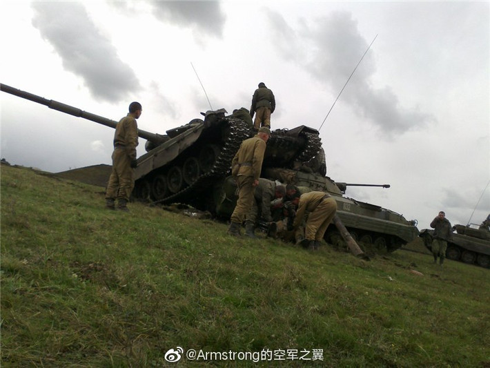 Qua hình ảnh có thể xác định đây là một chiếc xe tăng T-72B obr.1989 của Lục quân Nga. T-72B obr.1989 là phiên bản xe tăng T-72B được nâng cấp cuối thời kỳ Liên Xô Ảnh: Các đồng đội đang cứu thương cho kíp xe sau vụ va chạm. Nguồn: Pinterest.