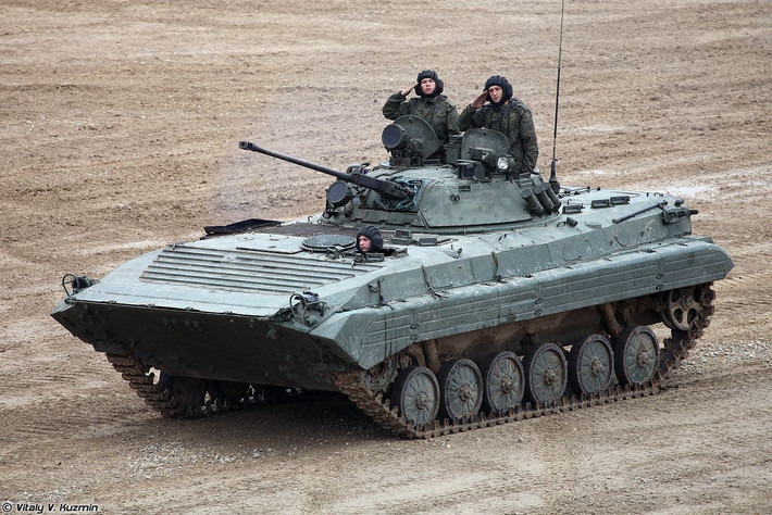 BMP-2 là dòng xe chiến đấu bộ binh thế hệ thứ 2 do Liên Xô phát triển trong giai đoạn chiến tranh lạnh. Nó thường được phối hợp tác chiến cùng với đội hình xe tăng nên mới xảy ra vụ tai nạn hi hữu như trên. Xe có kíp lái 3 người gồm trưởng xa, pháo thủ và lái xe. Ngoài ra còn có thể tải thêm một tiểu đội với 7 binh sĩ trang bị đầy đủ. Ảnh: Xe chiến đấu bộ binh BMP-2 của Lục quân Nga. Nguồn: Pinterest.