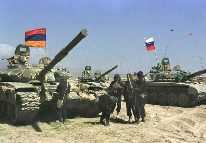 T-72B obr.1989 là phiên bản nâng cấp cuối cùng của dòng xe tăng chủ lực T-72B do Liên Xô thực hiện. Với việc trang bị thêm cho chiếc T-72B các khối giáp phản ứng nổ Kontakt-5 giúp nâng cao khả năng bảo vệ của xe lên đáng kể. Ảnh: Xe tăng T-72B obr.1989 cùng T-72B1 của quân đội Nga đồn trú tại Armenia. Nguồn: Pinterest.