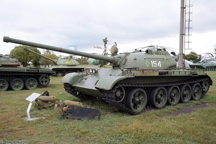 Một chiếc T-54-2 Model 1949. T-54 Model 1949 có điểm vô cùng đặc trưng so với các loại T-54 đời sau đó là việc phía sau tháp pháo có phần vát lên khá lạ, xe sử dụng pháo D-10T 100mm nhưng chia có họng hút khói ở phía trước nòng pháo.