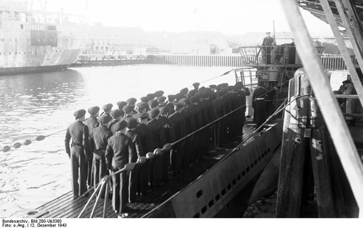 Tuy nhiên, vào năm 1944, công việc trên nó bị dừng lại, khi các chuyên gia Liên Xô được tiếp xúc với chiếc tàu ngầm U-250 "số 7" của Đức, bị đánh chìm ở Vịnh Phần Lan, sau đó được trục vớt thành công và chuyển về cảng Kronstadt để nghiên cứu. Ảnh: Tàu ngầm U-250 của Đức.