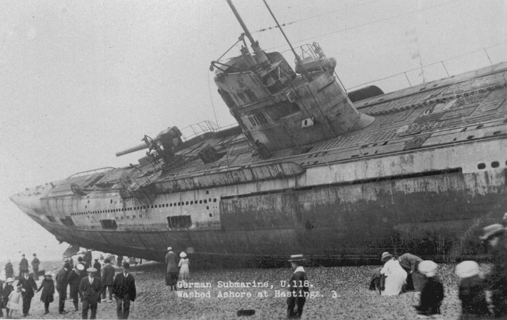 Ưu điểm của tàu ngầm U-boat là tấn công bất ngờ. Khi chúng di chuyển dưới mặt biển, chúng rất khó bị phát hiện. Nhưng một khi đã lộ diện trên mặt biển, U-boat luôn là "mồi ngon" cho tàu chiến và máy bay của Đồng minh. Một tàu khu trục nhỏ của Đồng minh, có thể dễ dàng tiêu diệt tàu ngầm U-boat.