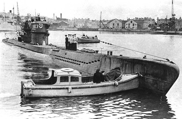 Đồng thời nhà vệ sinh trên tàu ngầm U-boat không được xả nước thường xuyên, nhằm tránh nước biển xâm nhập vào, nên nó phát ra mùi nồng nặc trong khoang. Để khử đi mùi hôi trong khoang, thủy thủ đoàn tàu ngầm U-boat phải dùng nước hoa, để làm cho không khí hôi thối trở nên "dễ thở" hơn.