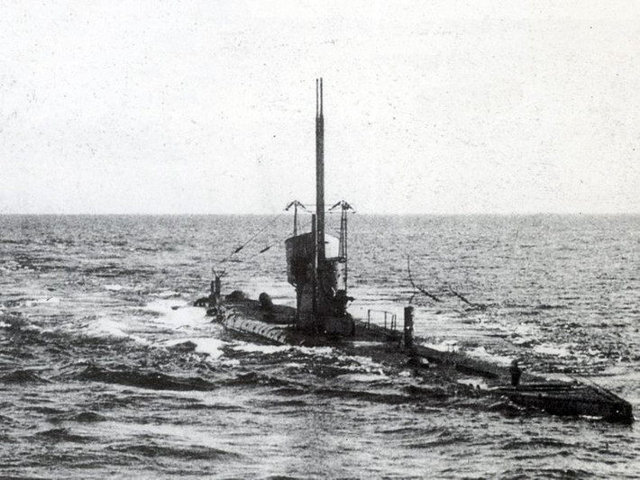 Do có trọng lượng choán nước nhỏ, nên không gian bên trong của tàu ngầm U-boat được tận dụng tối đa. Các tàu U-boat phải mang theo các loại vật tư, nhiên liệu, vũ khí, đạn dược từ 14 đến 20 tấn, trước mỗi lần đi biển dài ngày.