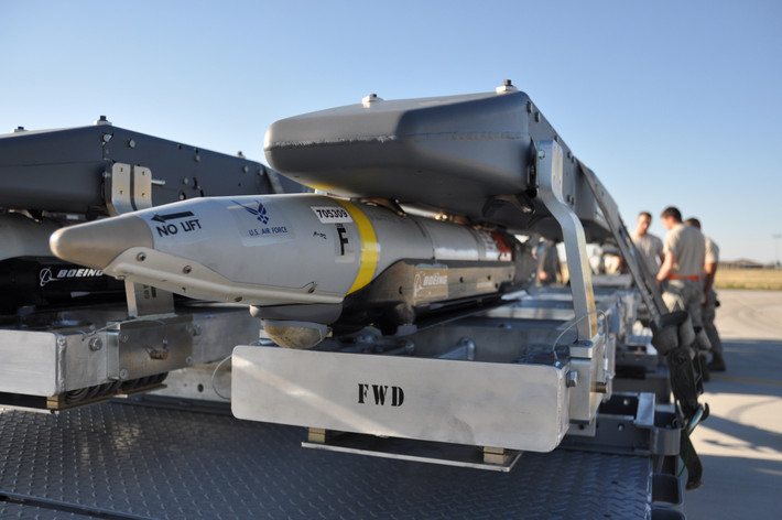 Trong cuộc chiến mô phỏng này, máy bay chiến đấu F-35 đã sử dụng vũ khí dẫn đường chính xác tầm xa, để phá hủy thiết bị. Theo tình huống diễn tập, có một căn cứ giả định của kẻ thù, ở đó bố trí hệ thống phòng không S-400 và nhiệm vụ của các phi đội F-35 là phải tiêu diệt hệ thống phòng không trên mà không làm lộ mình.
