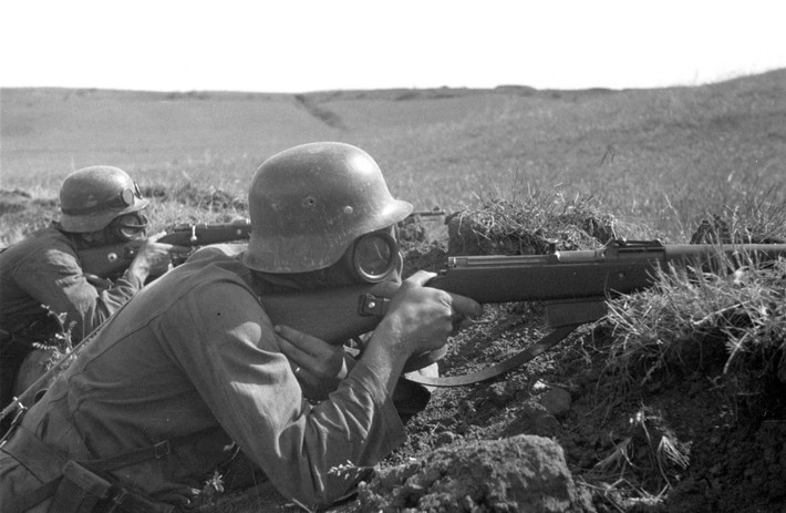 Gewehr 41 yêu cầu được bảo dưỡng liên tục và tỉ mỉ, nhưng cơ cấu lên đạn thường xuyên bị hỏng hóc; súng có trọng lượng tương đối nặng, nên tới 4,9 kg khi không có đạn và có độ cân bằng kém. Mặc dù là vũ khí bán tự động, nhưng hộp tiếp đạn không thể tháo rời, nên việc nạp đạn chậm, dẫn đến hạn chế tốc độ bắn.