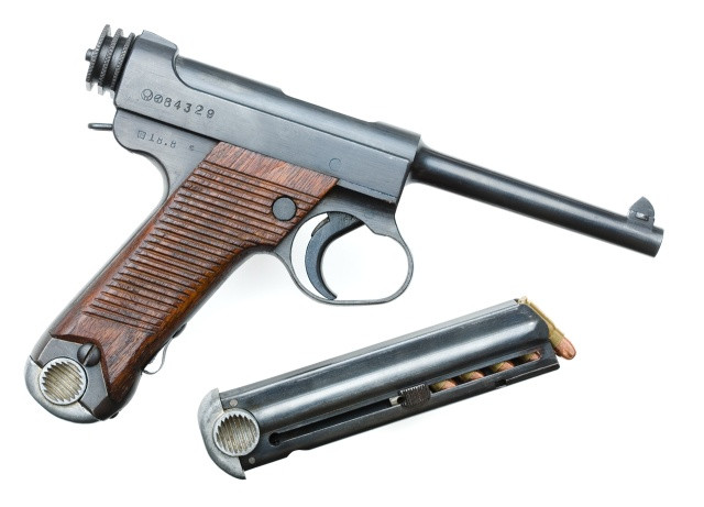 Nambu có bề ngoài giống với khẩu Luger P-08 nổi tiếng của Đức, với việc bổ sung thêm một bộ phận an toàn có thể sử dụng bằng tay. Do lò xo đẩy về yếu, nên việc tháo băng đạn rỗng trở nên cực kỳ khó khăn và gần như không thể khi súng bị ướt hoặc dính dầu.