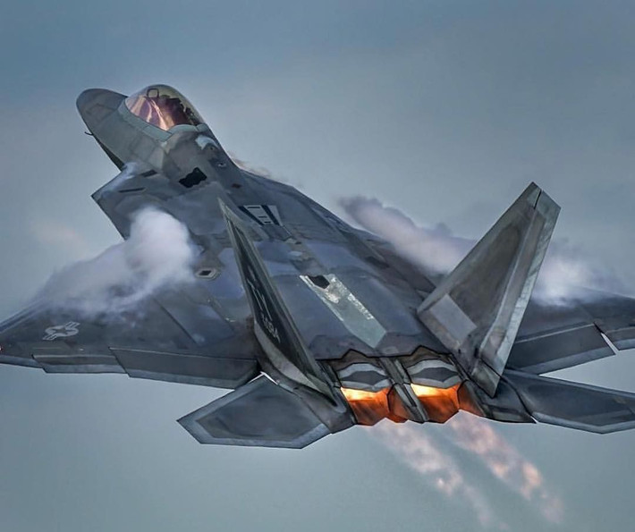 F-22 được trang bị một số lượng lớn công nghệ cốt lõi của Không quân Mỹ, đó là lý do tại sao quân đội Mỹ hiện không xuất khẩu tiêm kích F-22 cho các nước khác. Với khả năng tàng hình rất mạnh và hiệu quả chiến đấu, để đào tạo một phi công đủ tiêu chuẩn lái F-22 cần rất nhiều kinh phí.