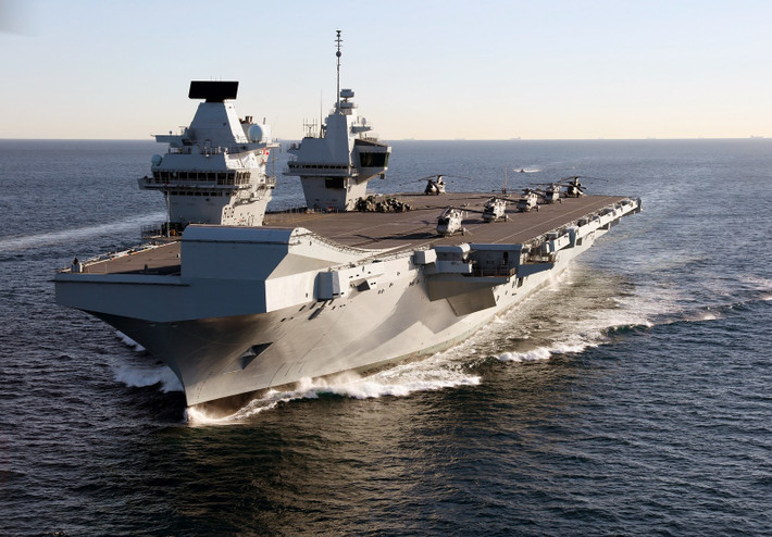 Chiếc hàng không mẫu hạm mới của Hàn Quốc có thiết kế khá giống với tàu sân bay Queen Elizabeth của Hải quân Hoàng gia Anh khi cùng có hai khối thượng tầng nhà chỉ huy đặt ở bên phải tàu và có 2 thang nâng hạ máy bay lên xuống boong tàu. Ảnh: Tàu sân bay Queen Elizabeth của Hải quân Anh.
