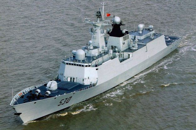 Ngoài ra, bên cạnh việc nắm được thông số của radar trinh sát và chỉ thị hỏa lực thì việc chiến thuật tác chiến của các tàu chiến trong Hải quân từng nước khác nhau đều là vô cùng đặc thù, tạo nên sức mạnh riêng của từng lực lượng. Vậy nên, dù có nắm được các dải radar làm việc hay tầm quét thì cũng không thể bắt được “thóp” của các lực lượng hải quân bởi chiến thuật luôn biến hóa khôn lường. Ảnh: Tàu khu trục Type 054A của Hải quân Trung Quốc. Nguồn ảnh: 81CN.