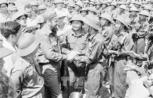Chủ tịch Fidel Castro đã gửi tặng Lâm Sơn Náo một khẩu súng ngắn Browning như một lời cổ vũ, ngợi khen chiến sỹ biệt động Việt Nam. (Khẩu súng này hiện được lưu giữ trong Bảo tàng Lịch sử Quân sự Việt Nam
