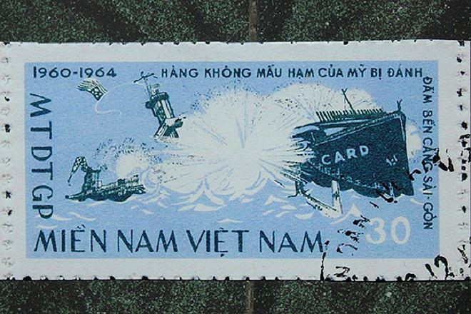 Để kỷ niệm sự kiện đáng ghi nhớ này, bưu điện nhà nước Việt Nam Dân chủ Cộng hòa đã ra một con tem đặc biệt với nội dung: Mặt trận Dân tộc Giải phóng Miền Nam Việt Nam 1960-1964. Hàng không mẫu hạm của Mỹ bị đánh đắm ở bến cảng Sài Gòn. Giữa con tem là hình ảnh con tàu USS Card bị nổ. Nguồn ảnh: TL.