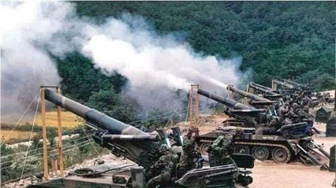 Đầu năm 1955, lực lượng bộ đội của Quân khu Hoa Đông bắt đầu thực hiện kế hoạch giải phóng các đảo vùng Đông Nam duyên hải. Đến ngày 25/2/1955, toàn bộ các đảo duyên hải thuộc tỉnh Chiết Giang đã được giải phóng. Các lực lượng hợp nhất chuẩn bị tiến đánh Kim Môn, Đài Loan. Ảnh: Pháo tự hành 203mm M55 của Mỹ viện trợ khẩn cấp cho Đài Loan, bắn sang Phúc Kiến.