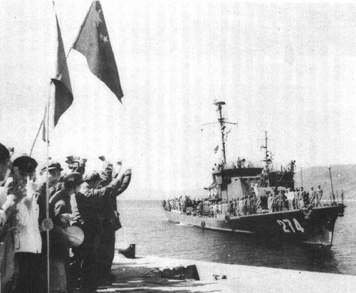 Sau khi chiến tranh Triều Tiên kết thúc (1953), lúc này quân Trung Quốc tại Triều Tiên cũng rút về nước, lúc này vấn đề giải phóng Đài Loan được Mao và Đảng Cộng sản Trung Quốc đặt lên hàng đầu. Kế hoạch giải phóng Đài Loan được khởi động trở lại. Ảnh: Hải quân Trung Quốc năm 1954.