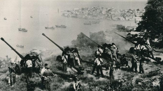 Tháng 8/1954, Quân ủy Trung ương Trung Quốc chỉ thị cho Quân khu Hoa Đông, ra mệnh lệnh chuẩn bị tác chiến với quân đội Quốc dân đảng cho binh sĩ tham chiến, đồng thời phê chuẩn thành lập Sở chỉ huy tiền phương Chiết Đông, do Trương Ái Bình làm Tư lệnh kiêm Chính ủy. Ảnh: Trận địa pháo của quân đội Trung Quốc trong sự kiện Pháo kích Kim Môn.