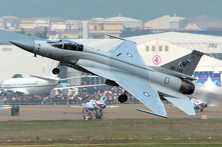 Còn trên lĩnh vực xuất khẩu, Pakistan từng được đem JF-17 đến Triển lãm Hàng không Paris năm 2019, nhưng màn trình diễn của JF-17 rất "mờ nhạt", đặc biệt là khi bay ở tốc độ thấp. Do đó, màn trình diễn của JF-17 không mấy thu hút được khách hàng quan tâm.
