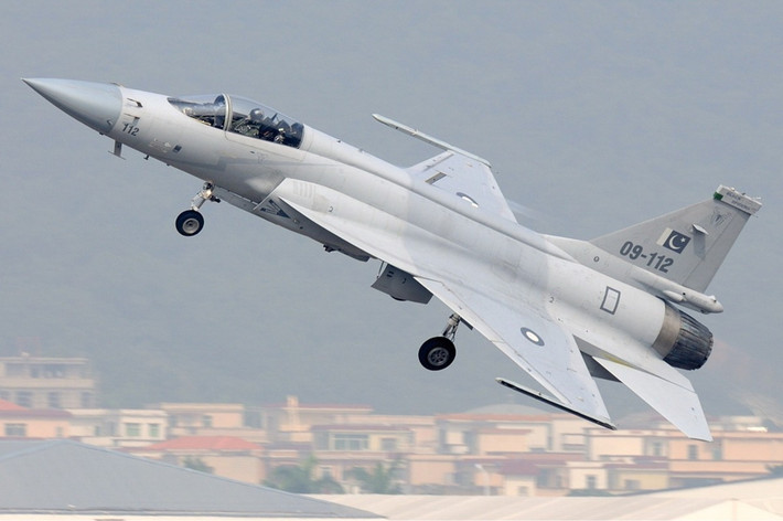 Ban đầu, JF-17 được thiết kế trở thành máy bay chiến đấu đa năng hạng nhẹ, chi phí thấp, hoạt động trong mọi thời tiết. Khung máy bay được Trung Quốc thiết kế, trang bị hệ thống điện tử hàng không của phương Tây, động cơ phản lực cánh quạt RD93 của Nga và hai bên sẽ chia đều chi phí phát triển.