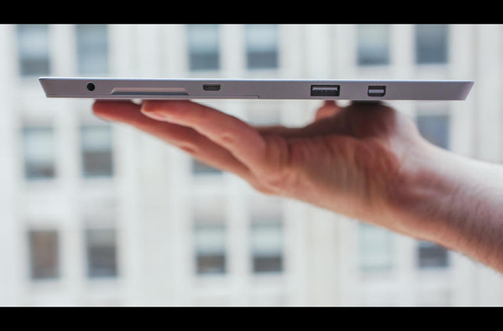 Microsoft Surface 3 được trang bị khe cắm thẻ nhớ microSD, cổng USB 3.0 tiêu chuẩn, mini DisplayPort, Wi-Fi chuẩn ac và Bluetooth 4.0.