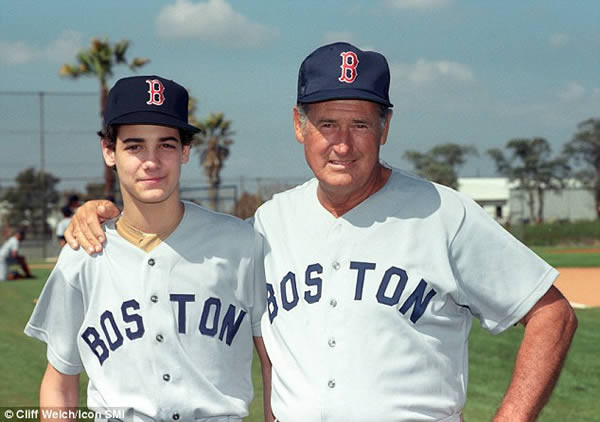 Sau khi cầu thủ bóng chày huyền thoại Ted Williams từ đội Boston Sox qua đời ở tuổi 83 hồi tháng 7/2002, cơ thể ông được ướp đông tại Arizona với hy vọng tương lai ông có thể trở lại với cuộc sống. Tuy nhiên, gia đình Ted cho biết, ý nguyện của ông là được hỏa thiêu và tro sẽ được rải tại Florida Keys.