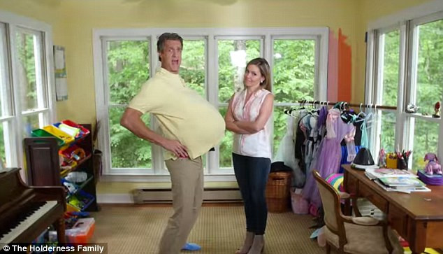 Trong đoạn video, anh Penn cũng mặc bụng giả nặng 22kg để trải nghiệm quá trình mang thai của vợ mình.