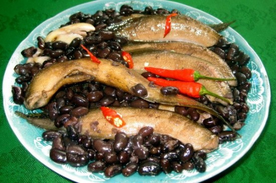 Cá trê nấu đậu đen. Cá trê 1 - 2 con, đậu đen 150g. Cá trê khử mùi tanh, nhờn, làm sạch, giữ nguyên đầu, lọc bỏ xương riêng. Ninh xương cá với 300ml nước để làm nước dùng. Đậu đen xay thành bột, cho vào nước xương quấy đều rồi đun sôi, để nhỏ lửa, cho cá vào nấu chín, nêm gia vị. Nên ăn trong 15 ngày để chữa yếu sinh lý, bệnh sẽ cải thiện rõ ràng.