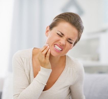 Những đối tượng cụ thể nên hạn chế uống nước đá để tránh nguy cơ sức khỏe khôn lường: người có răng nhạy cảm, người đang mắc các vấn đề về họng, phổi, trẻ em, người già, phụ nữ có thai, người mắc bệnh đường tiêu hóa, bệnh tim mạch, người đang ra nhiều mồ hôi.