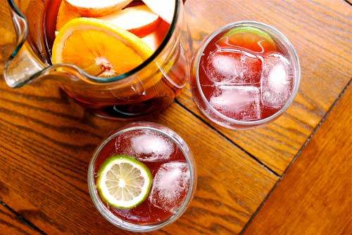 Dù thời tiết nóng, toát mồ hôi nhiều, cơ thể cần bù nước nhưng cha mẹ cần lưu ý không cho trẻ uống nước lạnh, nhất là nước đá dọc đường. Uống nước lạnh không chỉ làm trẻ bị viêm họng, sốt mà nguồn nước kém vệ sinh ở hàng quán còn có thể khiến trẻ bị tiêu chảy, ngộ độc.